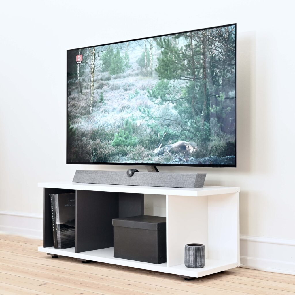 Lille tv reol design konfiguration 4 i farve på trægulv med tv