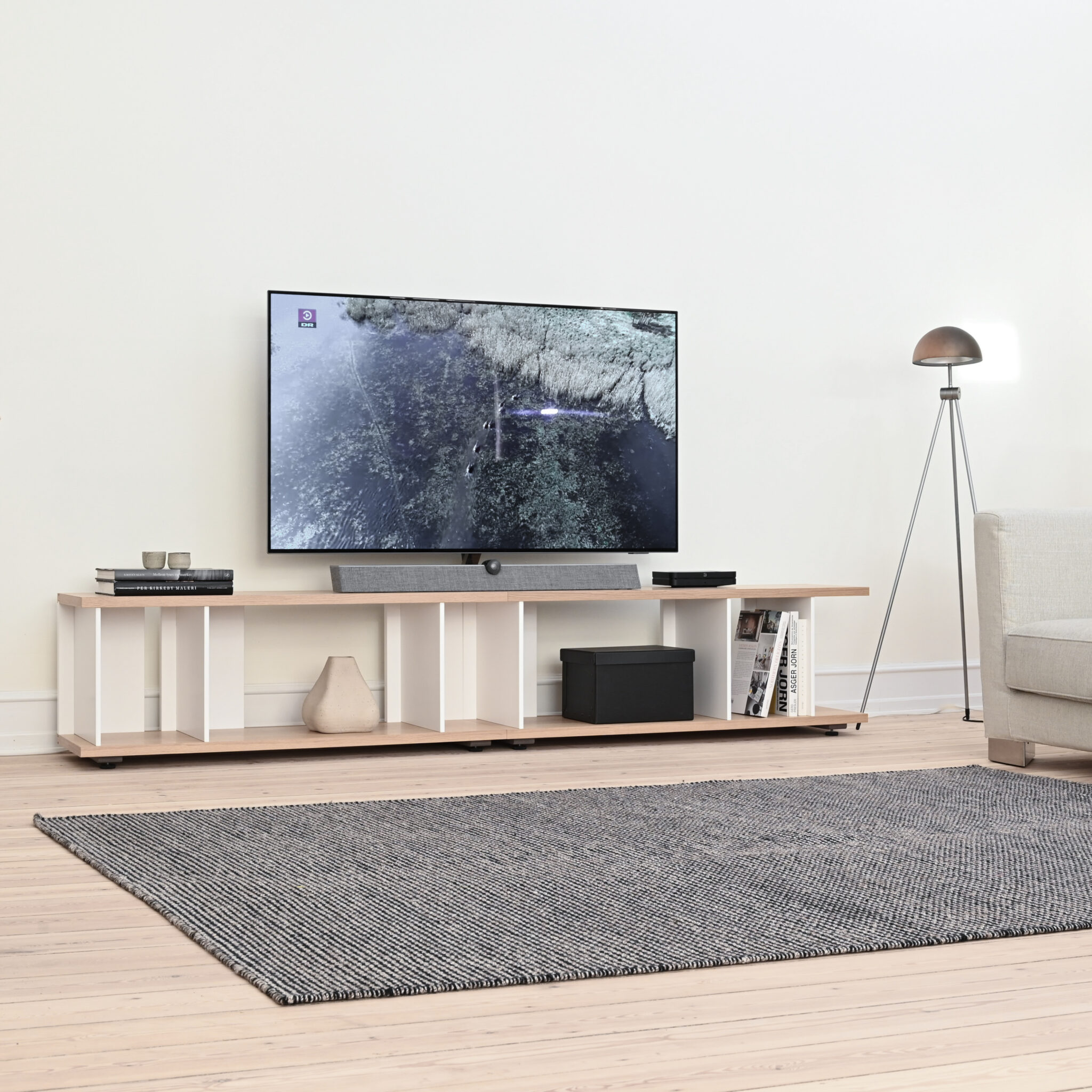 Mellemstor tv reol design konfiguration 7 variant indretning stående i en stue